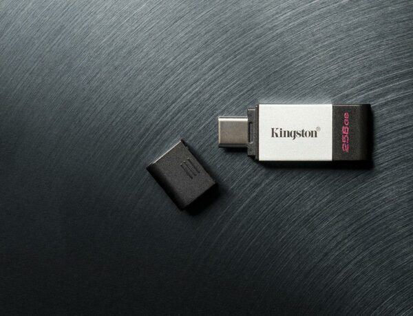 MEMORIE USB 3.2 Type-C KINGSTON 256 GB, cu capac, carcasa metalic & plastic, negru / argintiu, „DT80/256GB” (timbru verde 0.03 lei)